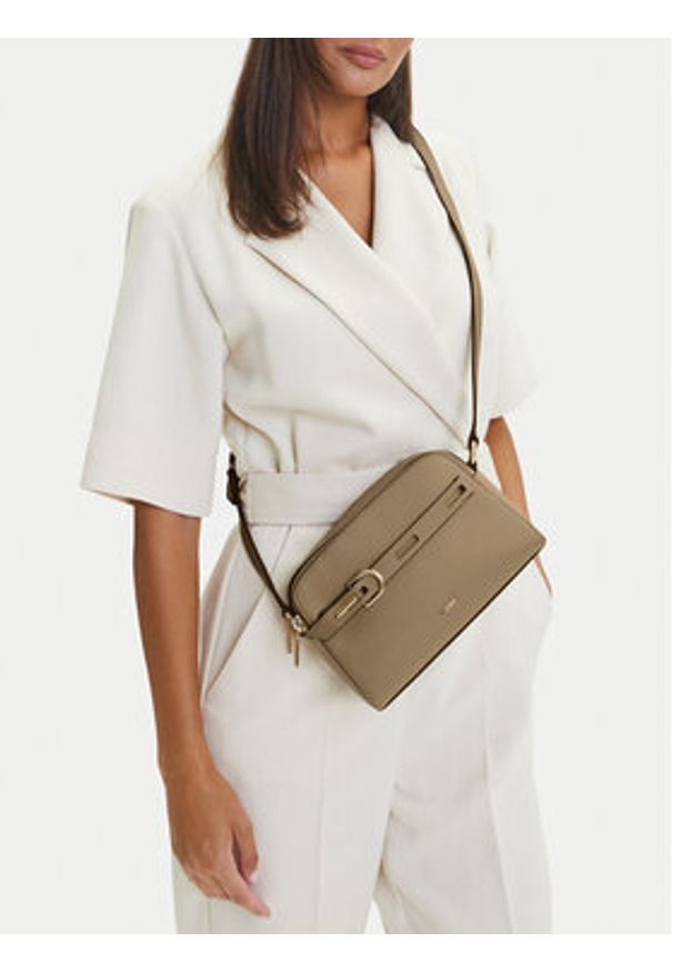 DKNY Torebka R44EAI69 Brązowy. Kolor: brązowy. Materiał: skórzane