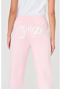 Juicy Couture - JUICY COUTURE Różowe spodnie Sora. Kolor: różowy. Materiał: bawełna #7