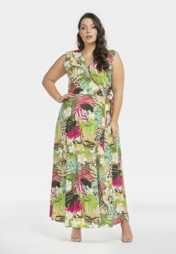 KARKO - Sukienka letnia przewiewna long kopertowa FIORELLA liście palm na beżowym tle. Okazja: na imprezę, na wesele, na komunię, na ślub cywilny. Typ kołnierza: dekolt kopertowy. Kolekcja: plus size. Kolor: beżowy. Wzór: jednolity, kwiaty. Typ sukienki: kopertowe. Materiał: wiskoza, tkanina, elastan. Długość rękawa: bez rękawów. Sezon: lato. Styl: klasyczny, elegancki. Długość: maxi