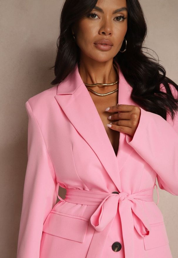 Renee - Różowa Marynarka Oversize z Usztywnioną Linią Ramion i Paskiem Diolisa. Okazja: na spotkanie biznesowe, na co dzień. Kolor: różowy. Materiał: jeans. Styl: biznesowy, elegancki, casual