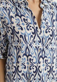 Born2be - Niebieska Sukienka z Wiskozy o Pudełkowym Kroju w Ornamentalny Wzór Ridisa. Okazja: na co dzień, na imprezę. Typ kołnierza: dekolt w kształcie V. Kolor: niebieski. Materiał: wiskoza. Długość rękawa: krótki rękaw. Typ sukienki: proste. Styl: casual, elegancki #2