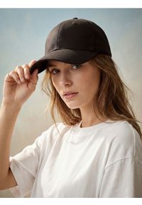 Sinsay - Bawełniana czapka z daszkiem - brązowy. Kolor: brązowy. Materiał: bawełna #1