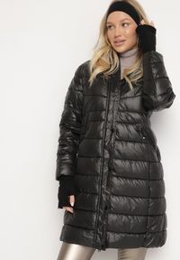 Born2be - Czarna Kurtka Pikowana o Długim Kroju z Kapturem i Dwustronnym Suwakiem Sanasira. Okazja: na co dzień. Typ kołnierza: kaptur. Kolor: czarny. Materiał: polar, jeans. Długość: długie. Styl: casual #3