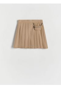 Reserved - Plisowana spódnica z saszetką - beżowy. Kolor: beżowy. Materiał: tkanina. Wzór: gładki. Typ sukienki: w kształcie A #1