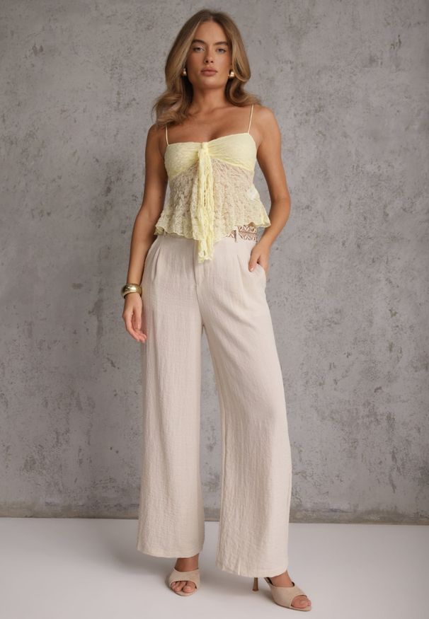 Renee - Beżowe Spodnie z Wiskozy High Waist Ozdobione Geometrycznym Motywem Iomane. Okazja: na co dzień. Stan: podwyższony. Kolor: beżowy. Materiał: wiskoza. Wzór: aplikacja, geometria. Styl: casual