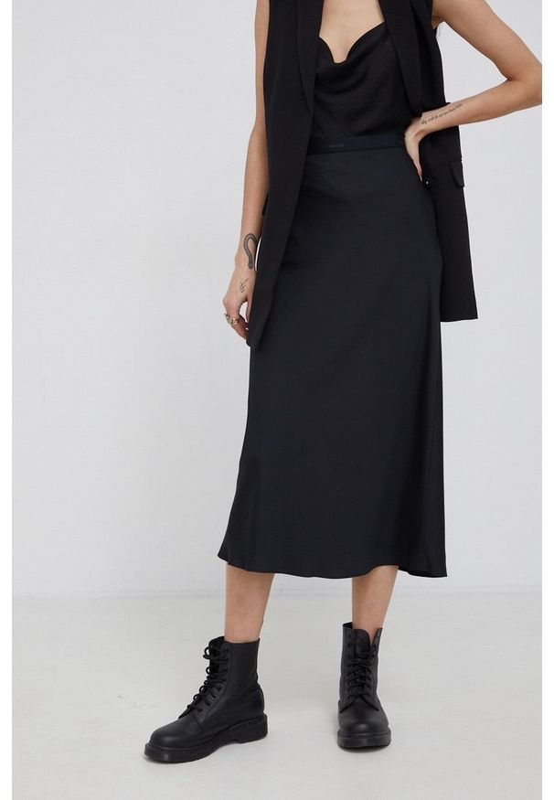Calvin Klein Spódnica kolor czarny midi rozkloszowana. Kolor: czarny. Materiał: tkanina, poliester. Wzór: gładki