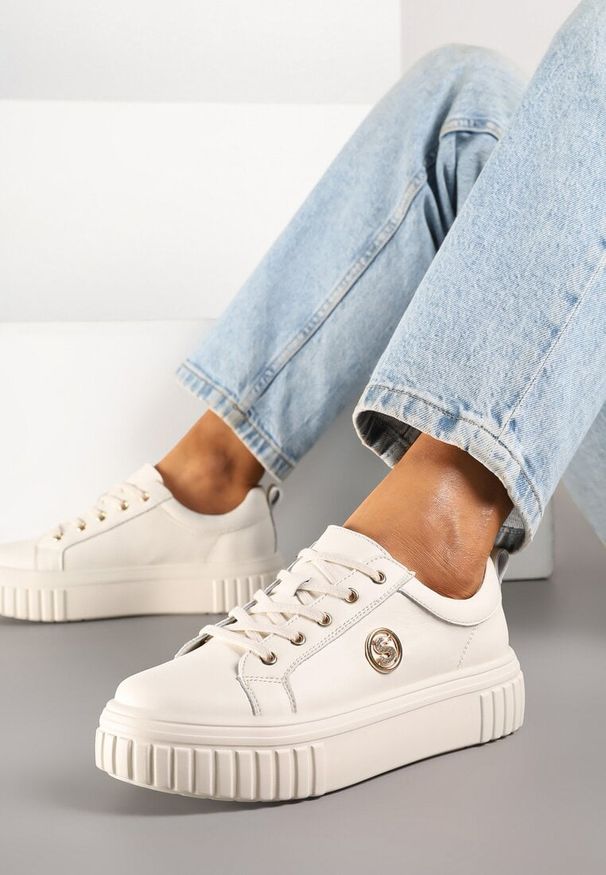 Renee - Beżowe Sneakersy na Platformie ze Skóry Naturalnej z Metaliczną Ozdobą Dolennea. Okazja: na co dzień. Kolor: beżowy. Materiał: skóra. Wzór: aplikacja. Obcas: na platformie