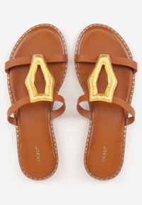 Renee - Jasnobrązowe Klapki VICES z Metaliczną Geometryczną Klamrą Azaeriana. Okazja: na co dzień. Kolor: brązowy. Wzór: geometria. Styl: casual #3