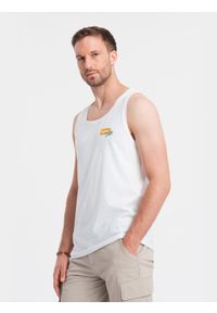 Ombre Clothing - Bawełniany męski tank top z nadrukiem Summer Vibe – biały V2 - Rozmiar: L. Okazja: na plażę, na co dzień. Kolor: biały. Materiał: bawełna. Długość rękawa: bez rękawów. Wzór: nadruk. Sezon: lato. Styl: wakacyjny, sportowy, casual, elegancki #4