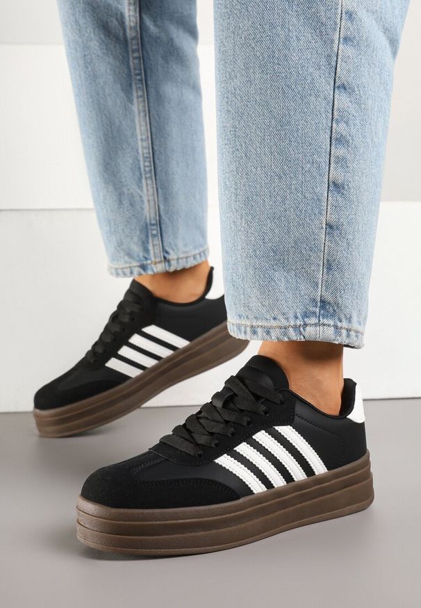 Born2be - Czarno-Białe Sneakersy Tenisówki Ozdobione Paskami Naire. Okazja: na co dzień. Zapięcie: pasek. Kolor: czarny. Materiał: jeans. Wzór: aplikacja