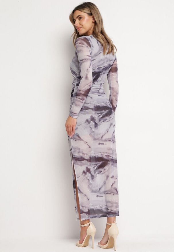 Born2be - Szaro-Czarna Taliowana Sukienka Maxi z Elastycznej Siateczki z Marmurowym Wzorem Karinda. Kolor: szary. Długość rękawa: długi rękaw. Wzór: aplikacja. Długość: maxi