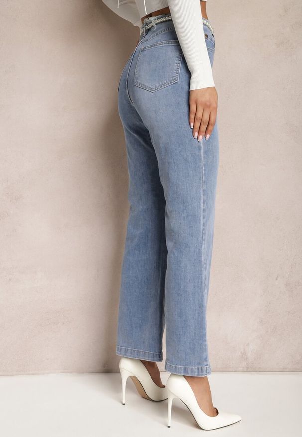 Renee - Jasnoniebieskie Jeansy Dzwony z Odpinanym Paskiem z Perłami Dasalind. Okazja: na co dzień. Stan: podwyższony. Kolor: niebieski. Styl: klasyczny, casual