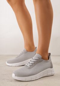 Born2be - Szare Minimalistyczne Buty Sportowe z Siateczki na Tłoczonej Podeszwie Zanera. Okazja: na co dzień, na spacer. Kolor: szary. Materiał: jeans. Szerokość cholewki: normalna. Sport: turystyka piesza, fitness, joga i pilates #1