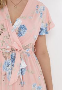 Born2be - Jasnoróżowa Kopertowa Sukienka w Kwiatowy Wzór z Paskiem i Falbanką Thellippe. Typ kołnierza: dekolt kopertowy, dekolt w kształcie V. Kolor: różowy. Wzór: kwiaty. Typ sukienki: kopertowe. Materiał: tkanina. Długość rękawa: krótki rękaw. Sezon: lato. Styl: elegancki. Długość: maxi #6