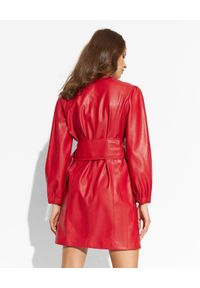 Pinko - PINKO - Czerwona sukienka mini Adana. Typ kołnierza: dekolt w kształcie V. Kolor: czerwony. Długość rękawa: długi rękaw. Typ sukienki: kopertowe. Długość: mini #2