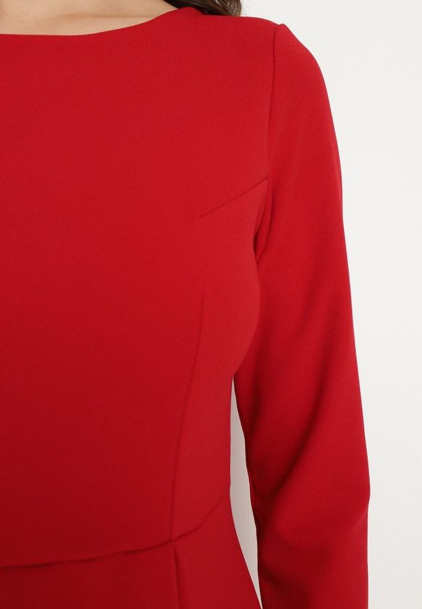 Born2be - Czerwona Elegancka Sukienka o Rozkloszowanym Kroju Temitonia. Kolor: czerwony. Długość rękawa: długi rękaw. Styl: elegancki