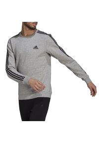 Adidas - adidas Essentials Fleece 3-Stripes > GK9110. Materiał: poliester, bawełna, wiskoza. Wzór: paski. Styl: klasyczny