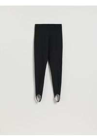 Reserved - Legginsy z zapiętkami - czarny. Kolor: czarny. Materiał: dzianina. Wzór: gładki