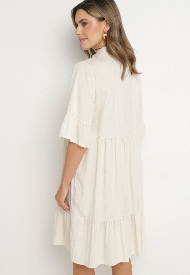 Born2be - Beżowa Sukienka Rozkloszowana z Wiskozą Ozdobiona Falbanami Eviriane. Okazja: na co dzień. Typ kołnierza: dekolt w serek. Kolor: beżowy. Materiał: wiskoza. Wzór: aplikacja. Typ sukienki: proste. Styl: casual