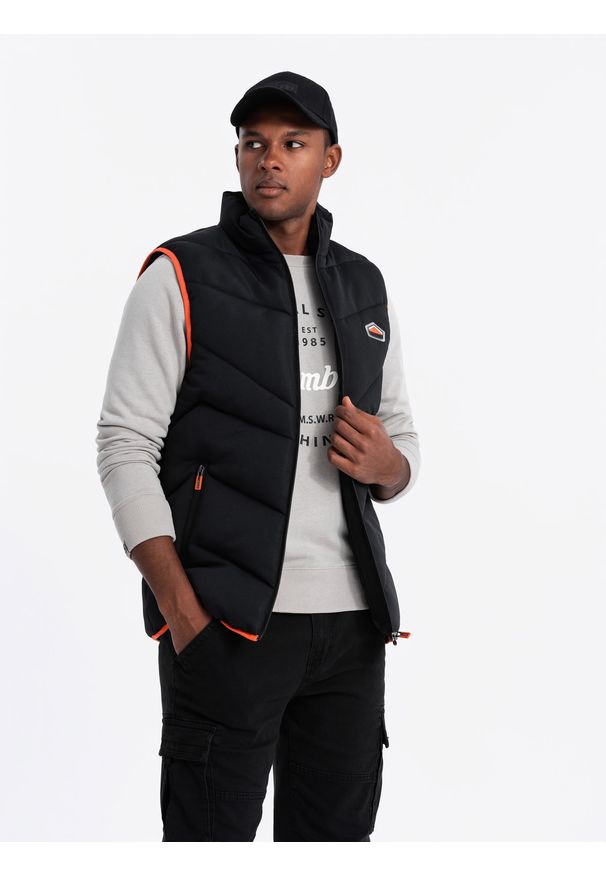 Ombre Clothing - Pikowany męski bezrękawnik z neonowymi akcentami – czarny V4. Typ kołnierza: kołnierzyk stójkowy. Kolor: czarny. Materiał: guma, tkanina, poliester, materiał, syntetyk. Długość rękawa: bez rękawów. Wzór: aplikacja