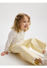 Reserved - Spodnie z koronką - jasnożółty. Kolor: żółty. Materiał: koronka. Wzór: koronka #1