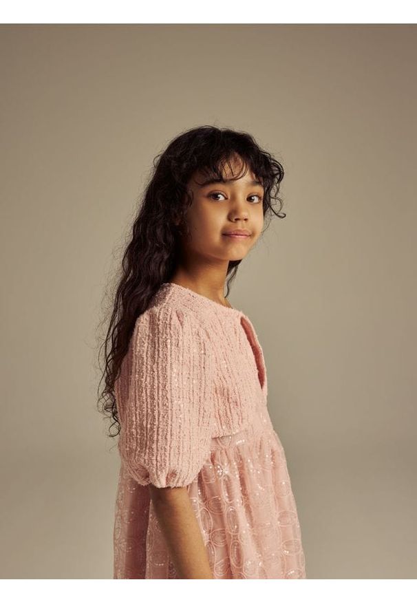 Reserved - Cekinowa sukienka z bolerkiem - różowy. Kolor: różowy. Materiał: tkanina