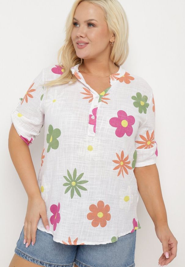 Born2be - Biała Koszula z Lnu i Bawełny w Kwiaty z Krótkim Rękawem Ambubia. Okazja: na co dzień. Typ kołnierza: dekolt w kształcie V. Kolekcja: plus size. Kolor: biały. Długość: krótkie. Wzór: kwiaty. Materiał: len, bawełna. Długość rękawa: krótki rękaw. Sezon: lato. Styl: casual