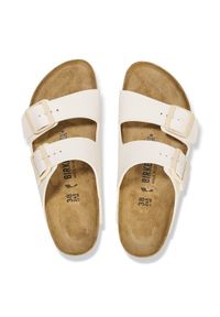 Birkenstock - BIRKENSTOCK ARIZONA BF EGGSHELL Klapki damskie. Okazja: na co dzień, na plażę. Kolor: beżowy. Materiał: skóra, jeans, materiał. Wzór: paski. Sezon: lato. Styl: klasyczny, casual, elegancki #6