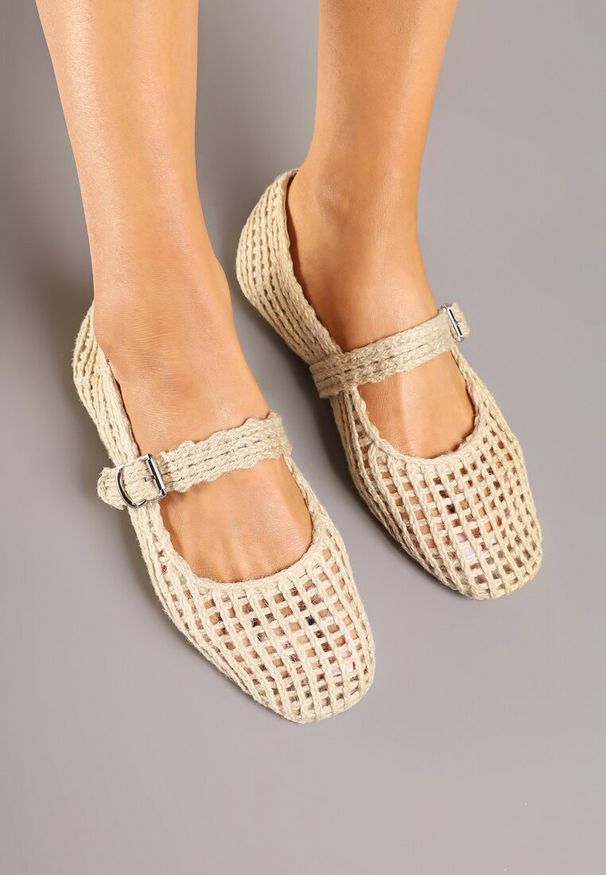Renee - Beżowe Ażurowe Balerinki w Stylu Mary Jane z Plecioną Cholewką Deraelle. Okazja: na co dzień. Zapięcie: pasek. Kolor: beżowy. Szerokość cholewki: normalna. Wzór: ażurowy. Sezon: wiosna, lato. Styl: casual, elegancki