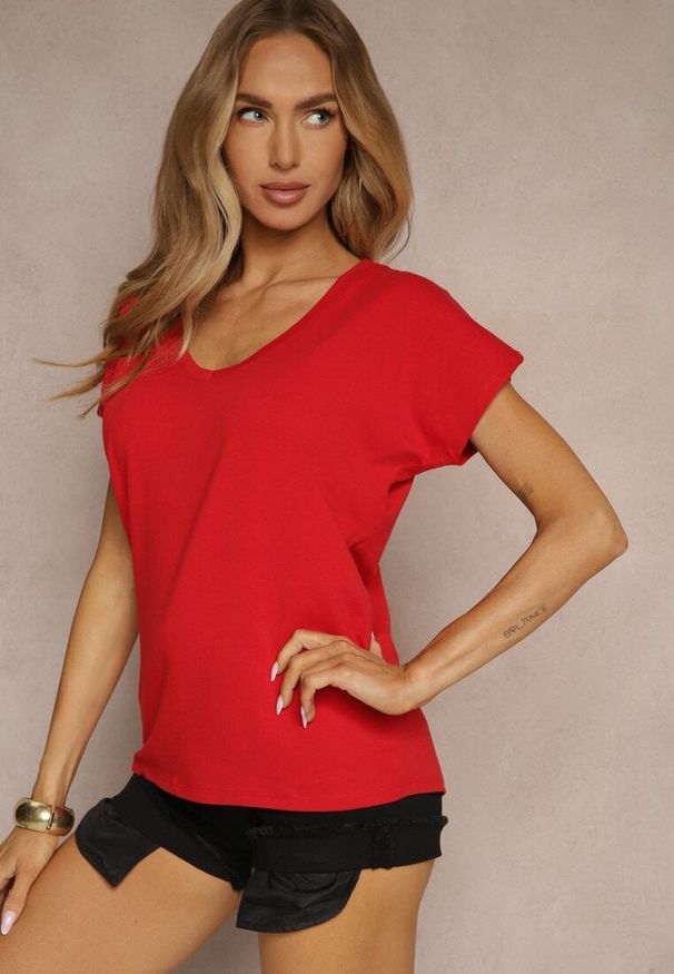 Renee - Czerwony T-shirt z Bawełny z Dekoltem w Serek Linithiela. Okazja: na co dzień. Typ kołnierza: dekolt w serek. Kolor: czerwony. Materiał: bawełna. Styl: casual