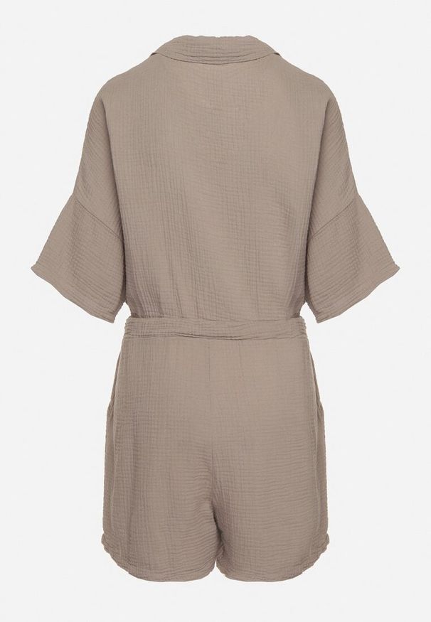 Born2be - Ciemnobeżowy Muślinowy Kombinezon z Bawełny Wiązany w Talii z Guzikami Dlirena. Kolor: beżowy. Materiał: bawełna. Długość rękawa: krótki rękaw. Długość: krótkie. Styl: elegancki