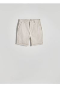 Reserved - Szorty slim fit - beżowy. Kolor: beżowy. Materiał: tkanina, bawełna #1