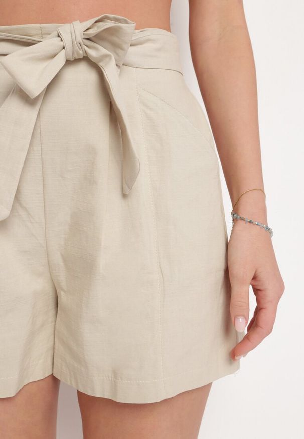 Born2be - Beżowe Bawełniane Szorty Bermudy z Gumką z Tyłu i Materiałowym Paskiem Loviana. Okazja: na spotkanie biznesowe. Stan: podwyższony. Kolor: beżowy. Materiał: materiał, bawełna. Sezon: lato. Styl: biznesowy, elegancki