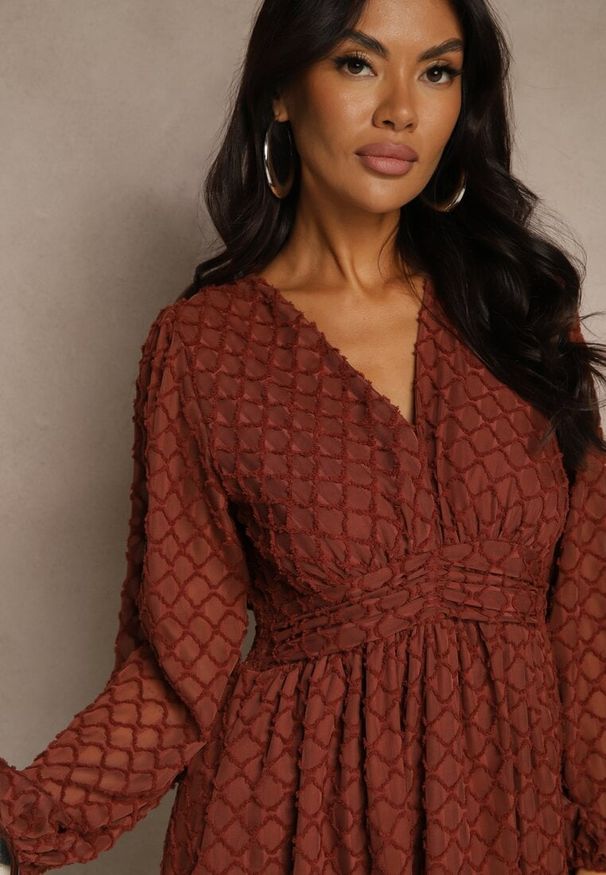 Renee - Brązowa Sukienka z Tkaniny Plumeti o Rozkloszowanym Kroju z Dekoltem V Zenarela. Okazja: na co dzień. Typ kołnierza: dekolt w serek. Kolor: brązowy. Materiał: tkanina. Typ sukienki: proste. Styl: elegancki, casual