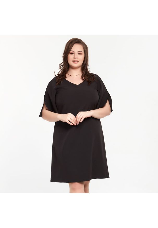 Czarna sukienka dla puszystych Moda Size Plus Iwanek elegancka, z klasycznym kołnierzykiem