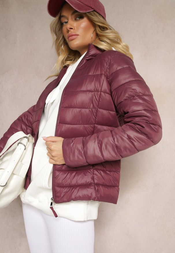 Renee - Bordowa Casualowa Kurtka Ozdobiona Pikowaniem Nelionea. Okazja: na co dzień. Kolor: czerwony. Materiał: jeans. Wzór: aplikacja. Styl: casual