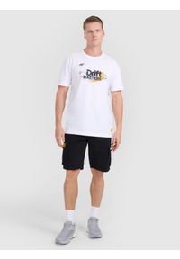 4f - 4F T-shirt regular z nadrukiem uniseks 4F x Drift Masters - biały XS. Okazja: na co dzień. Kolor: biały. Materiał: materiał, bawełna, jersey, dzianina. Długość rękawa: krótki rękaw. Długość: krótkie. Wzór: nadruk. Styl: sportowy, klasyczny, casual