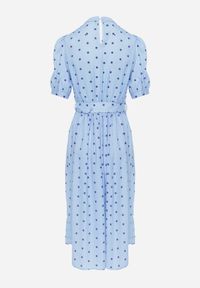 Renee - Niebieska Rozkloszowana Sukienka Midi z Gumką w Pasie i Ozdobnym Paskiem z Klamrą Abennita. Okazja: na co dzień. Typ kołnierza: kołnierzyk stójkowy. Kolor: niebieski. Materiał: poliester. Wzór: grochy. Typ sukienki: proste. Styl: casual, retro, elegancki. Długość: midi #5