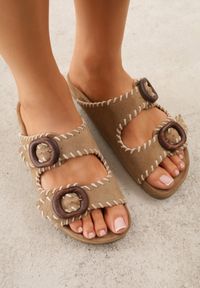Renee - Beżowe Klapki VICES z Klamrami w Drewnianym Stylu i z Przeszyciami Nerineira. Kolor: brązowy. Sezon: wiosna, lato. Styl: boho, elegancki #1
