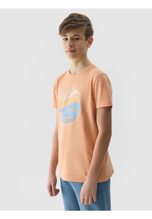 4F JUNIOR - T-shirt regular z nadrukiem chłopięcy - koral. Okazja: na co dzień. Kolor: różowy. Materiał: bawełna, dzianina, jersey. Długość rękawa: krótki rękaw. Długość: krótkie. Wzór: nadruk. Sezon: lato. Styl: casual, sportowy