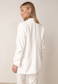 Born2be - Biała Pudełkowa Marynarka bez Zapięcia z Marszczeniami na Rękawach Annaloa. Okazja: na co dzień, do pracy. Kolor: biały. Materiał: jeans, materiał. Styl: elegancki, casual, wizytowy #8