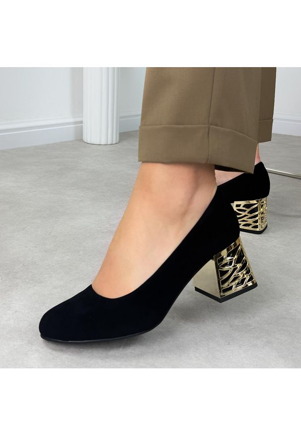 Czarne zamsz Polskie czółenka damskie Suzana 594. Okazja: na co dzień. Nosek buta: okrągły. Kolor: czarny. Szerokość cholewki: normalna. Materiał: zamsz. Sezon: wiosna, lato, jesień. Obcas: na obcasie. Styl: wizytowy, casual, klasyczny, elegancki. Wysokość obcasa: średni