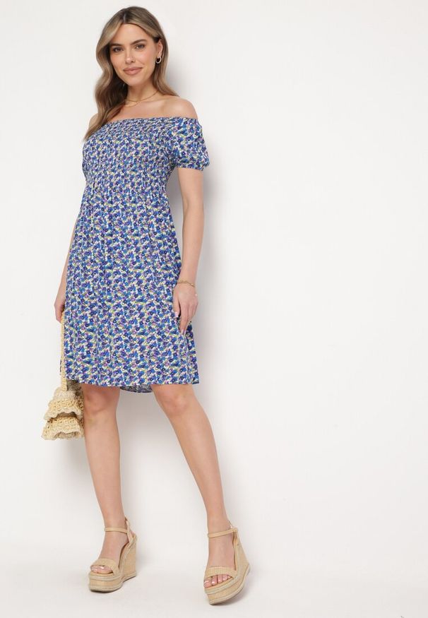 Born2be - Granatowa Wiskozowa Sukienka Hiszpanka z Gumkami w Pasie Valdina. Okazja: na co dzień. Typ kołnierza: dekolt hiszpanka. Kolor: niebieski. Materiał: wiskoza. Długość rękawa: krótki rękaw. Sezon: lato. Styl: casual, wakacyjny