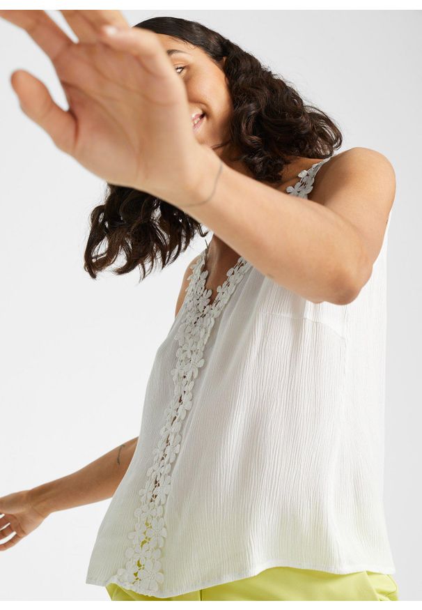 bonprix - Top bez rękawów z kreszowanego materiału. Typ kołnierza: dekolt w serek. Kolor: biały. Materiał: materiał, koronka. Długość rękawa: bez rękawów. Wzór: koronka
