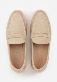 Born2be - Beżowe Klasyczne Mokasyny VICES z Imitacji Zamszu ze Skórzaną Wkładką Haliris. Okazja: na co dzień. Kolor: beżowy. Materiał: zamsz, skóra. Styl: klasyczny #5