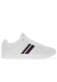 TOMMY HILFIGER - Buty damskie Tommy Hilfiger Icon Court Sneakers Stripes FW0FW08110-YBL - białe. Okazja: na co dzień. Zapięcie: sznurówki. Kolor: biały. Materiał: guma, poliester, skóra. Szerokość cholewki: normalna. Wzór: aplikacja. Obcas: na platformie. Sport: turystyka piesza