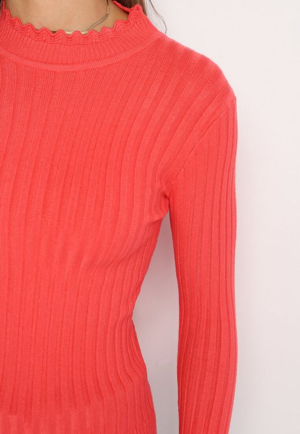 Born2be - Różowy Prążkowany Golf z Bawełną Maveline. Okazja: na co dzień. Typ kołnierza: golf. Kolor: różowy. Materiał: prążkowany, bawełna. Długość rękawa: długi rękaw. Długość: długie. Wzór: aplikacja. Styl: casual, elegancki