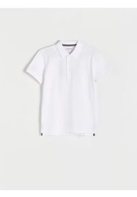 Reserved - T-shirt polo z haftem - biały. Typ kołnierza: polo. Kolor: biały. Materiał: dzianina, bawełna. Wzór: haft #1