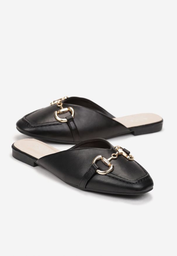 Renee - Czarne Płaskie Klapki w Typie Loafersów z Łańcuchem Titacia. Kolor: czarny. Obcas: na płaskiej podeszwie. Styl: elegancki