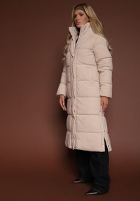 Renee - Jasnobeżowa Zimowa Kurtka z Pikowanymi Przeszyciami Kapturem i Bocznymi Napami Alarisse. Okazja: na imprezę, na co dzień. Kolor: beżowy. Materiał: jeans. Sezon: zima. Styl: casual
